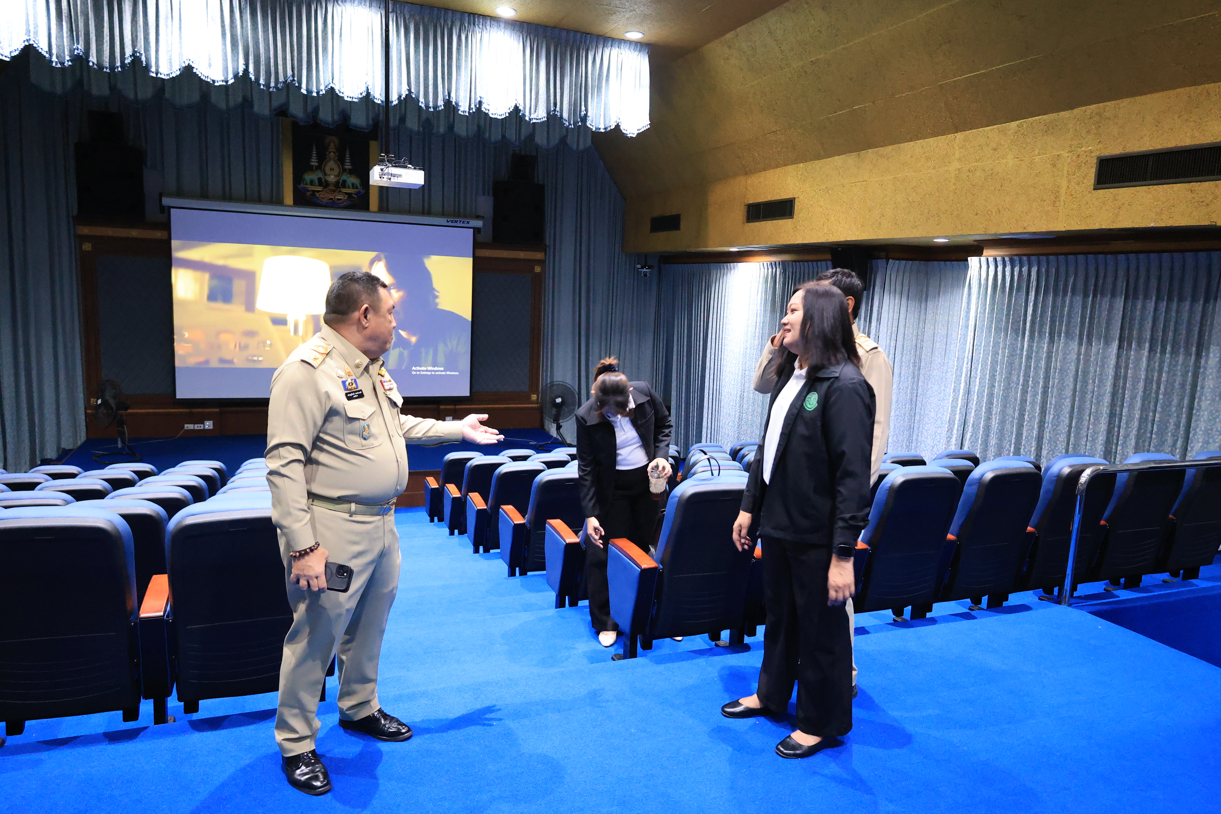 title - เลขาธิการ ส.ป.ก. ตรวจความเรียบร้อย การปรับปรุงห้องประชุม ชั้น 4 ศาลาพระมิ่งขวัญ ศูนย์ส่งเสริมและพัฒนาอาชีพเสริมนอกภาคการเกษตร (ศพส.) อำเภอบางไทร จังหวัดพระนครศรีอยุธยา